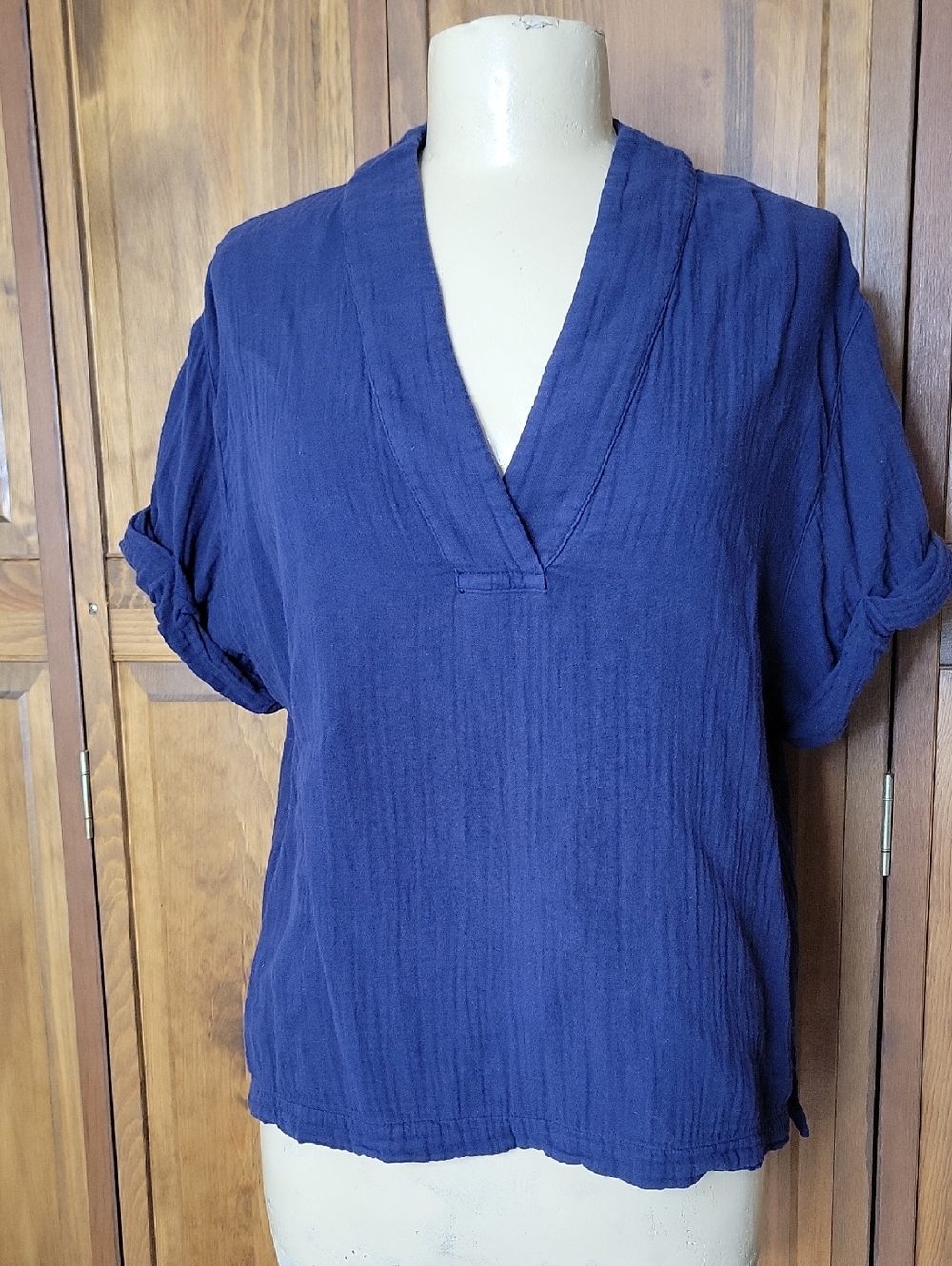 XiRENA Navy Blue Gauze V-Neck Short Sleeve Top